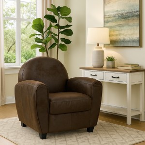 Vista ambientata Poltrona design vintage imbottita in similpelle colore Marrone Scuro con braccioli design vintage modello Vanity Totò Piccinni