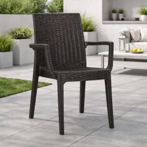 Vista ambientata Sedie in resina simil rattan colore Espresso con braccioli impilabili made in italy modello Dafne Totò Piccinni