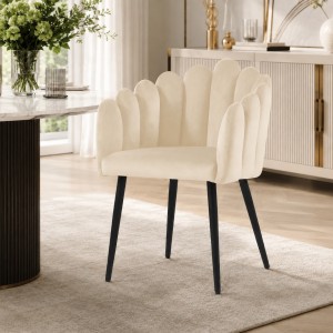 Vista ambientata Poltroncina in Velluto Imbottita colore Beige con gambe in metallo modello Margherita Totò Piccinni