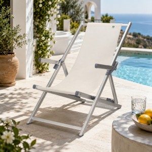 Vista ambientata Sedia sdraio in alluminio colore "Beige" con braccioli modello Salento Totò Piccinni