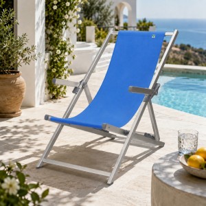 Vista ambientata Sedia sdraio in alluminio colore "Blu" con braccioli modello Salento Totò Piccinni