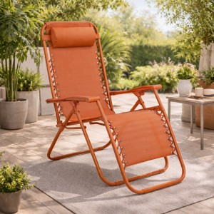 Vista ambientata Sedia a sdraio Gravity gravità zero reclinabile e pieghevole adatta ad ambienti esterni in robusto acciaio e resistente textilene lavabile colore aracncione