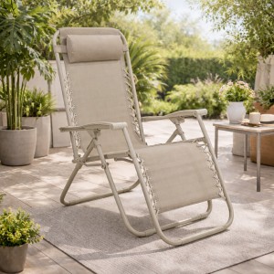 Vista ambientata Sedia a sdraio Gravity gravità zero reclinabile e pieghevole adatta ad ambienti esterni in robusto acciaio e resistente textilene lavabile colore avorio