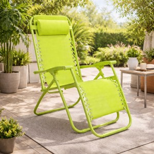Vista ambientata Sedia a sdraio Gravity gravità zero reclinabile e pieghevole adatta ad ambienti esterni in robusto acciaio e resistente textilene lavabile colore lime