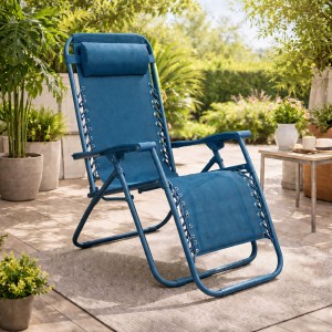 Vista ambientata Sedia a sdraio Gravity gravità zero reclinabile e pieghevole adatta ad ambienti esterni in robusto acciaio e resistente textilene lavabile colore turchese