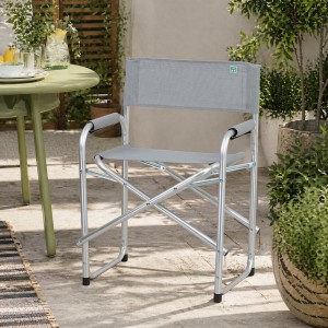 Vista ambientata sedia regista esterno, pieghevole con braccioli, colore Grigio Chairo. Baia Totò Piccinni
