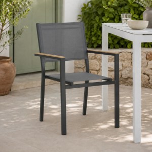 Vista ambientata Sedia in Alluminio e Textilene colore Antracite con braccioli effetto legno modello Trapani Totò Piccinni