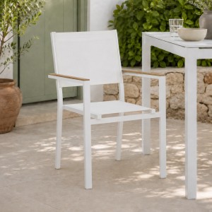 Vista ambientata Sedia in Alluminio e Textilene colore Bianco con braccioli effetto legno modello Trapani Totò Piccinni