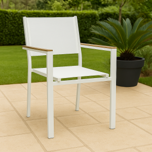 Vista ambientata Sedia in Alluminio e Textilene colore Bianco con braccioli effetto legno modello Trapani Totò Piccinni