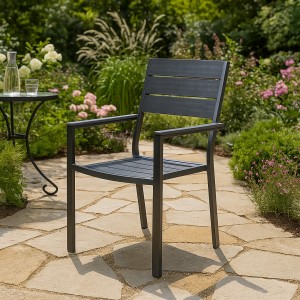 Vista ambientata Sedia in metallo e polietilene colore Ardesia con braccioli modello Messico Totò Piccinni