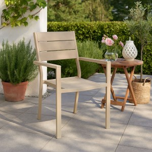 Vista ambientata Sedia in metallo e polietilene colore Tortora con braccioli modello Messico Totò Piccinni