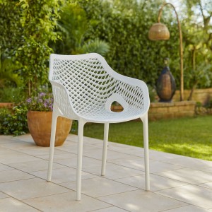Vista ambientata Sedia in polipropilene colore Bianco con braccioli modello Loren Totò Piccinni