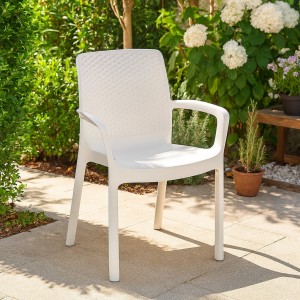 Vista ambientata Sedia in Polipropilene colore Bianco design impilabile con braccioli modello Regina Totò Piccinni