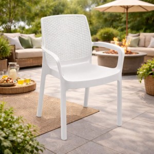 Vista ambientata Sedia in Polipropilene colore Bianco design impilabile con braccioli modello Regina Totò Piccinni