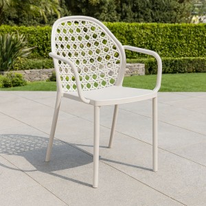 Vista ambientata Sedia in Polipropilene colore Bianco con braccioli modello Rieti Totò Piccinni