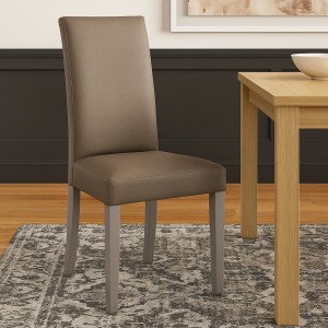 Vista ambientata Sedia imbottita in similpelle colore Effetto nabuk Marrone con struttura e gambe in legno modello Denver Totò Piccinni