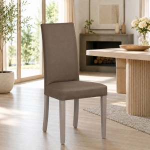 Vista ambientata Sedia imbottita in similpelle colore Effetto nabuk Marrone con struttura e gambe in legno modello Denver Totò Piccinni