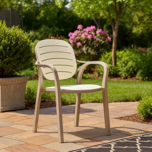 Vista ambientata Sedia Poltrona in Polipropilene colore "Cappuccino/Beige" design impilabile con braccioli modello Nadia Totò Piccinni