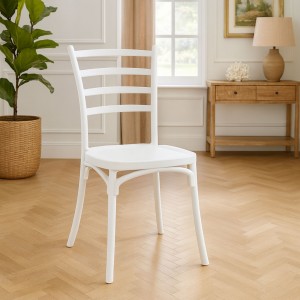 Vista ambientata Sedia in Polipropilene colore Bianco design impilabile modello Borgo Totò Piccinni