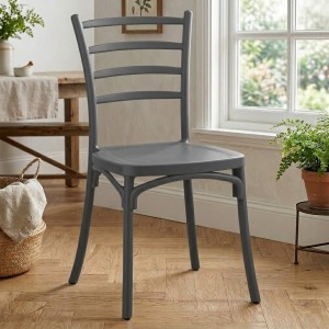Vista ambientata Sedia in Polipropilene colore Grigio design impilabile modello Borgo Totò Piccinni