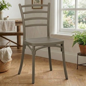 Vista ambientata Sedia in Polipropilene colore Tortora design impilabile modello Borgo Totò Piccinni