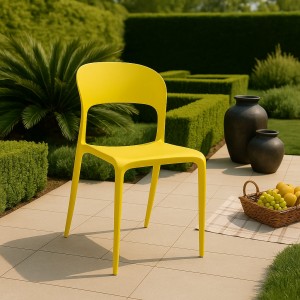 Vista ambientata Sedia in Polipropilene colore Giallo Limone design impilabile modello Omega Totò Piccinni