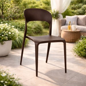 Vista ambientata Sedia in Polipropilene colore Marrone design impilabile modello Omega Totò Piccinni