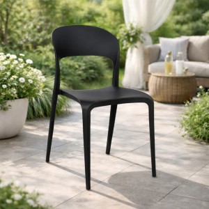 Vista ambientata Sedia in Polipropilene colore Nero design impilabile modello Omega Totò Piccinni