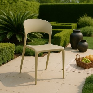 Vista ambientata Sedia in Polipropilene colore Sabbia design impilabile modello Omega Totò Piccinni