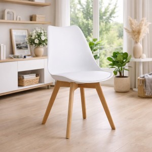 Vista ambientata Sedia in Polipropilene colore Bianco con gambe in legno e cuscino modello Futura Totò Piccinni