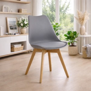 Vista ambientata Sedia in Polipropilene colore Grigio con gambe in legno e cuscino modello Futura Totò Piccinni