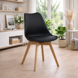 Vista ambientata Sedia in Polipropilene colore Nero con gambe in legno e cuscino modello Futura Totò Piccinni