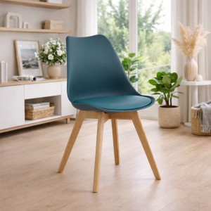 Vista ambientata Sedia in Polipropilene colore Petrolio con gambe in legno e cuscino modello Futura Totò Piccinni