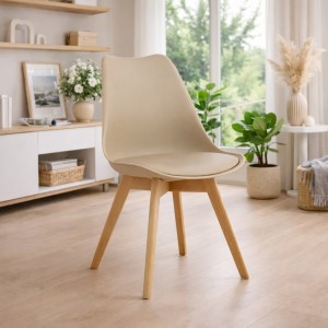 Vista ambientata Sedia in Polipropilene colore Sabbia con gambe in legno e cuscino modello Futura Totò Piccinni