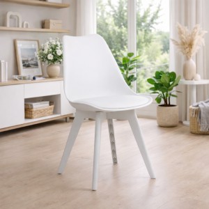 Vista ambientata Sedia in Polipropilene colore Bianco con gambe in plastica e con cuscino modello Futura Totò Piccinni