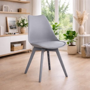 Vista ambientata Sedia in Polipropilene colore Grigio con gambe in plastica e con cuscino modello Futura Totò Piccinni