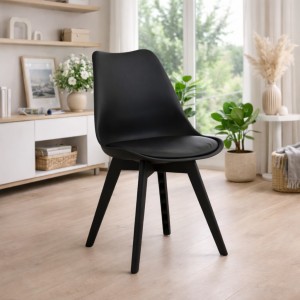 Vista ambientata Sedia in Polipropilene colore Nero con gambe in plastica e con cuscino modello Futura Totò Piccinni