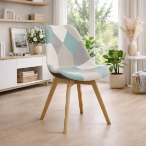 Vista ambientata Sedia in Tessuto colore Patchwork Sky con gambe in legno modello Futura Totò Piccinni