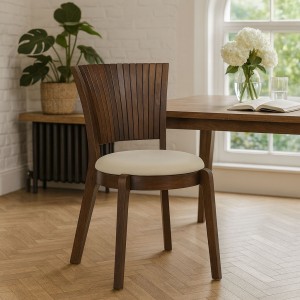 Vista ambientata Sedia in Legno massello seduta in similpelle imbottita colore Beige modello Senna Totò Piccinni