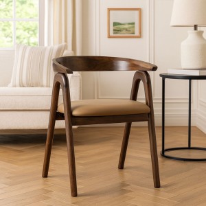 Vista ambientata Sedia in Legno massello con seduta in similpelle colore Marrone modello Elba Totò Piccinni