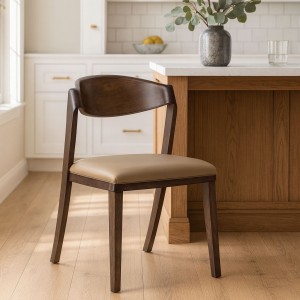 Vista ambientata Sedia in Legno massello con seduta in similpelle colore Marrone modello Loira Totò Piccinni