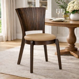 Vista ambientata Sedia in Legno massello seduta in similpelle imbottita colore Marrone modello Senna Totò Piccinni