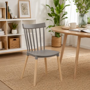 Vista ambientata Sedia in Polipropilene colore Grigio con gambe in legno design moderno modello Country Totò Piccinni
