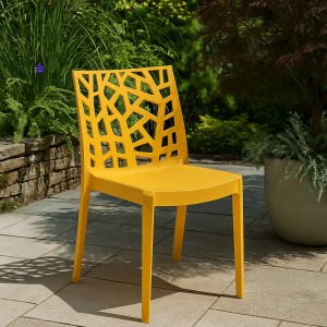Vista ambientata Sedia in Polipropilene colore Giallo Senape design impilabile per esterno made in italy modello Matrix Totò Piccinni