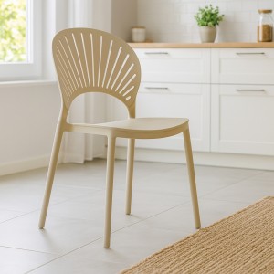 Vista ambientata Sedia in Polipropilene impilabile colore Sabbia modello Capital Totò Piccinni