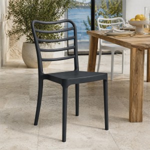 Vista ambientata Sedia da esterno in Polipropilene colore Nero design impilabile modello Arco Totò Piccinni