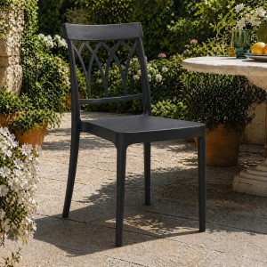 Vista ambientata Sedia in Polipropilene colore Nero design impilabile modello Castle Totò Piccinni