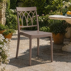 Vista ambientata Sedia in Polipropilene colore Tortora design impilabile modello Castle Totò Piccinni