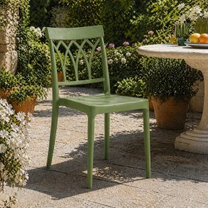 Vista ambientata Sedia in Polipropilene colore Verde design impilabile modello Castle Totò Piccinni