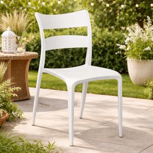 Vista ambientata Sedia in Polipropilene colore Bianco design moderno ed impilabile modello Onda Totò Piccinni